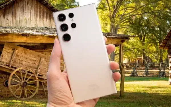 Samsung Galaxy S23 Ultra showcasing its sleek design and revolutionary 200MP camera system.